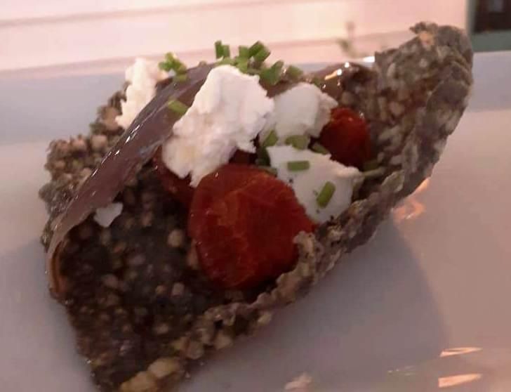 Crocante de arroz negro, queixo cebreiro, cherry e anchoa | Doña Maruja Gastrobar