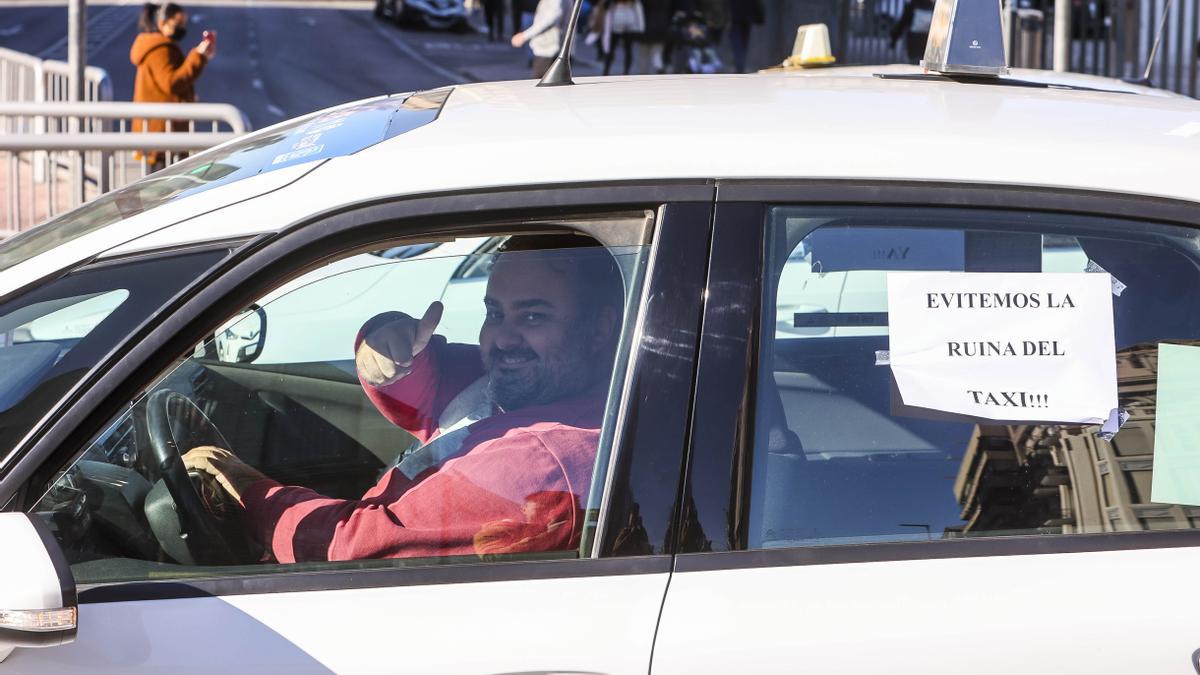 Caravanas de taxis en Alicante en una protesta por la actualización de las tarifas