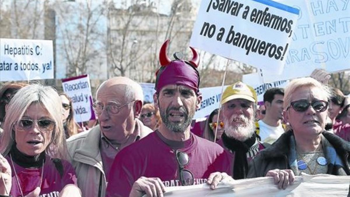 La manifestación de enfermos de hepatitis C, ayer, tras llegar a la plaza de Neptuno, cerca del Congreso, en Madrid.