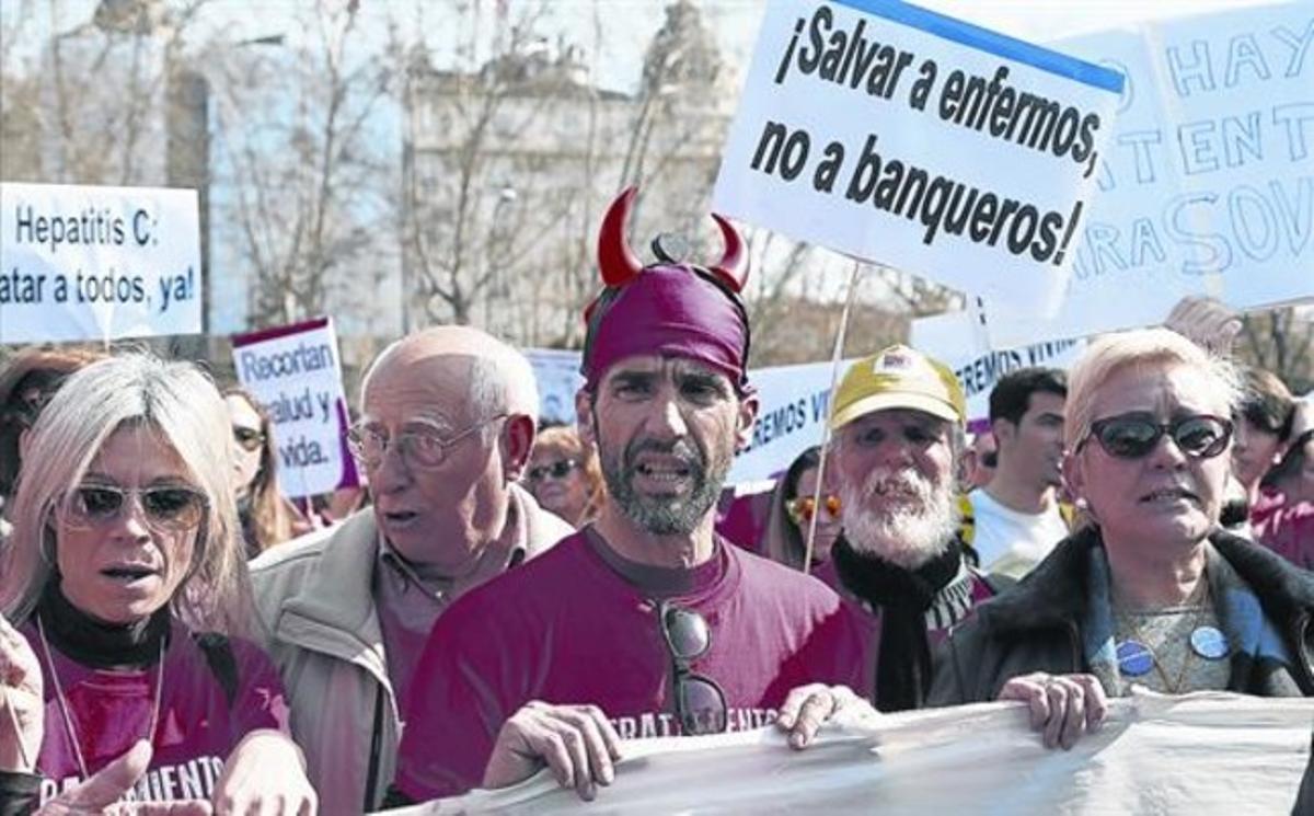 La manifestació de malalts d’hepatitis C, ahir, a l’arribar a la plaça de Neptú, a prop del Congrés, a Madrid. La manifestació de malalts d’hepatitis C, ahir, a l’arribar a la plaça de Neptú, a prop del Congrés, a Madrid.