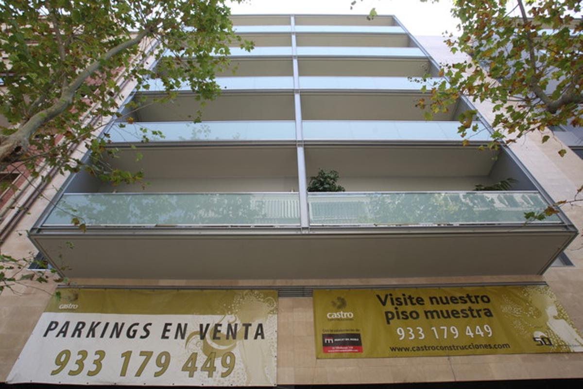 Un bloc de pisos acabats de construir en venda, a la cruïlla del carrer Provença amb Nàpols, a Barcelona. Un bloc de pisos acabats de construir en venda, a la cruïlla del carrer Provença amb Nàpols, a Barcelona.