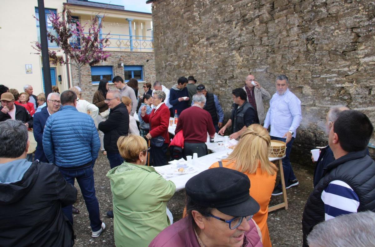 Convite de hermandad en la fiesta del Primero de Mayo en Puebla de Sanabria | ARACELI SAAVEDRA