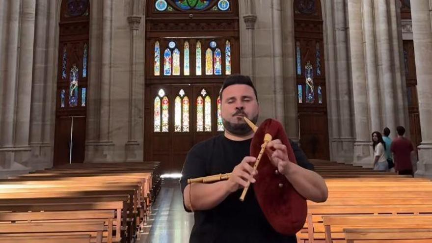 Luis Antonio Pedraza lleva la gaita de caña a la catedral de La Plata, el templo más grande de Argentina.
