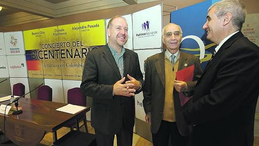 José Suárez Arias-Cachero, el padre José Pérez y Julio César Fernández, de Cajastur.