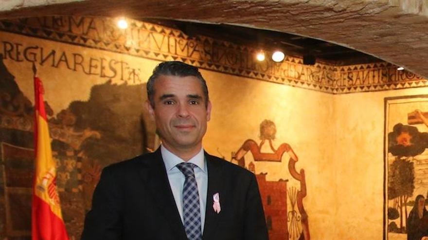 El alcalde de Marbella, José Bernal, en la sala de juntas del Ayuntamiento.