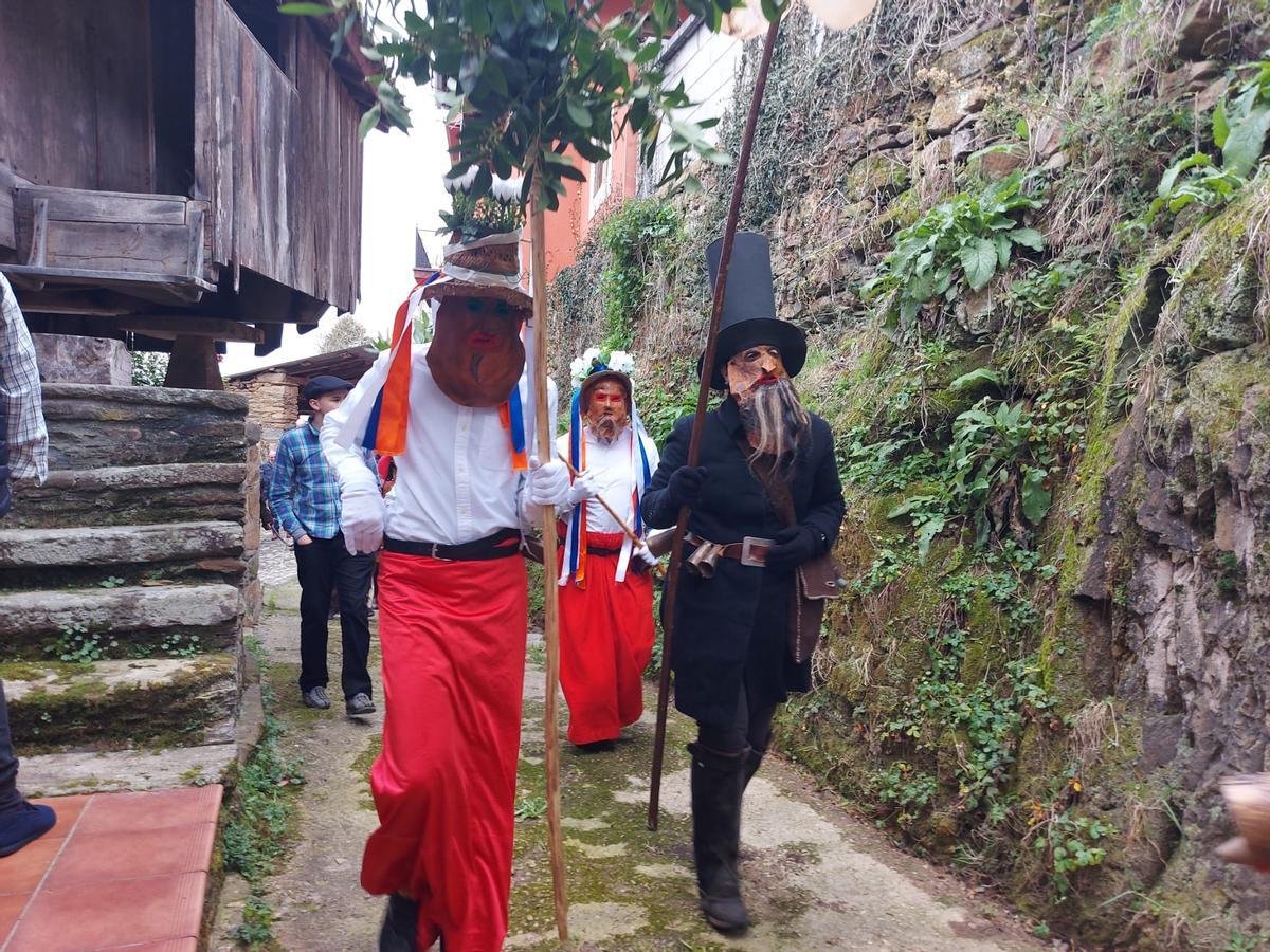 En imágenes: los guilandeiros recorren las calles de Villatresmil, en Tineo