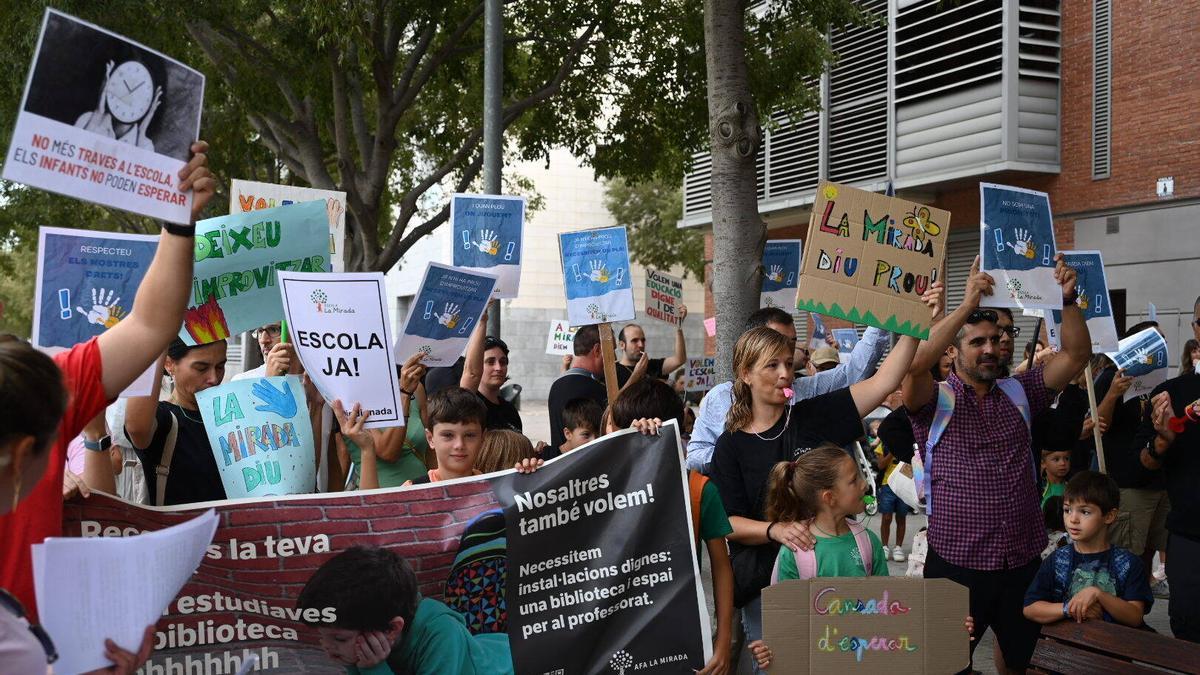 Familias de Sant Cugat reivindican la construcción de la escuela La Mirada