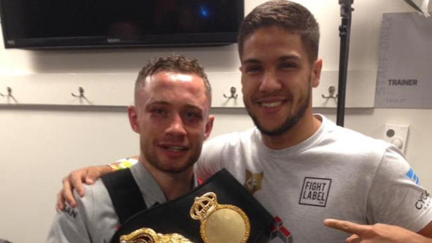 Carl Frampton (i) muestra su cinturón junto a &#039;Chocolatito&#039; Santana.