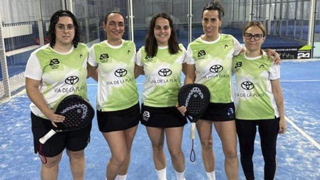 Jugadoras del AB Club de Pádel Escuela de Pádel Adrián Ballesteros. | CEDIDA