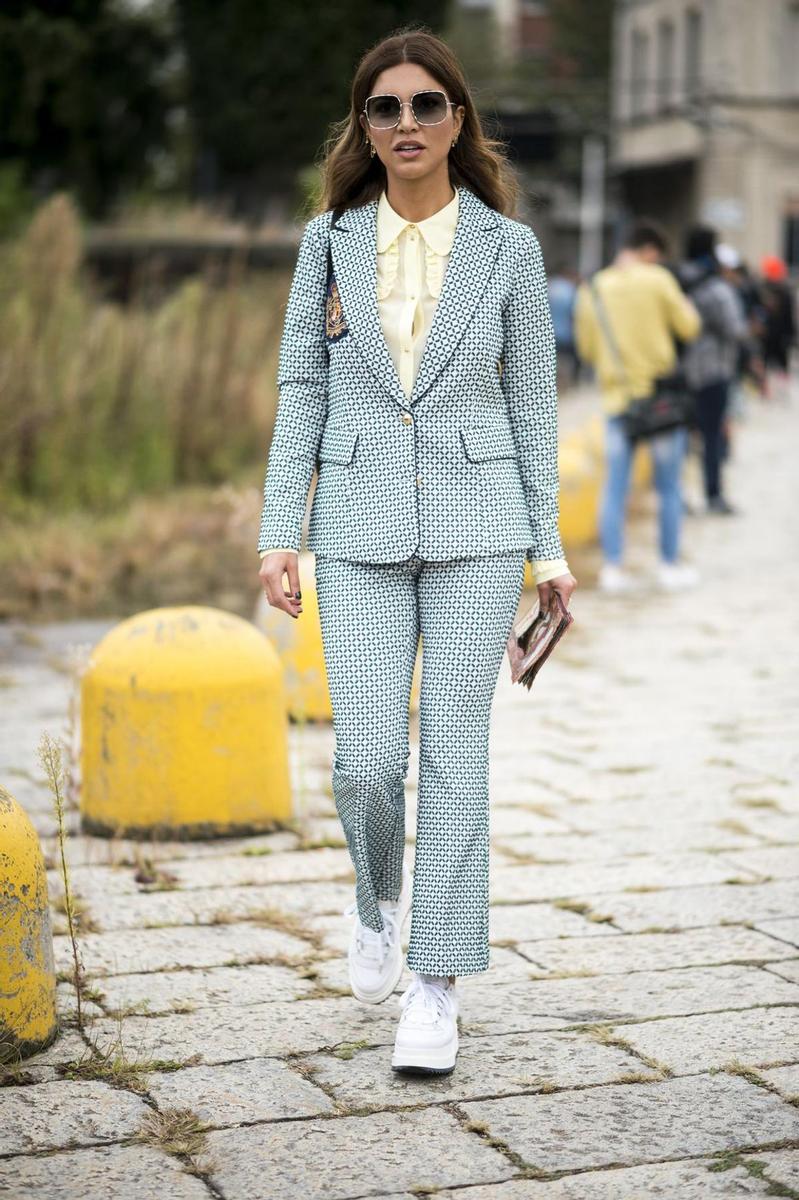 El traje de chaqueta sale a la calle