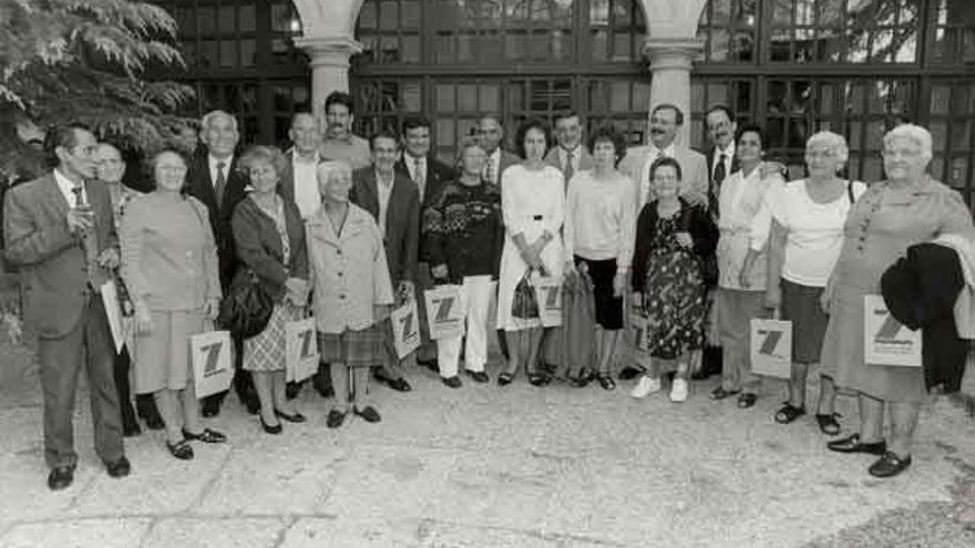 Foto de familia de los integrantes de la primera edición del programa Operación Añoranza, todos procedentes de Cuba, en el patio de la Diputación, con el presidente, Antolín Martín.