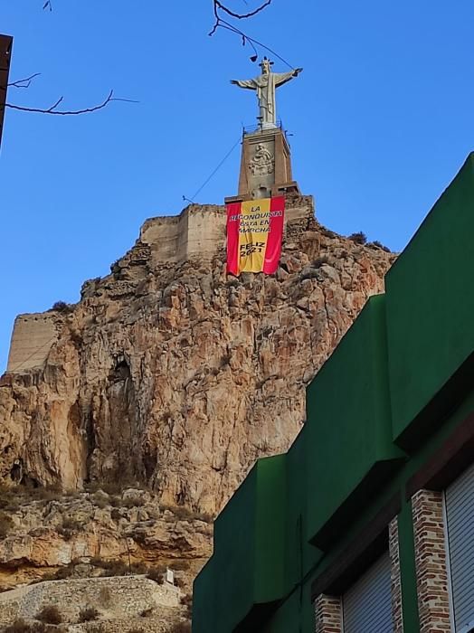 Simpatizantes de Vox cuelgan una pancarta en el Cristo de Monteagudo