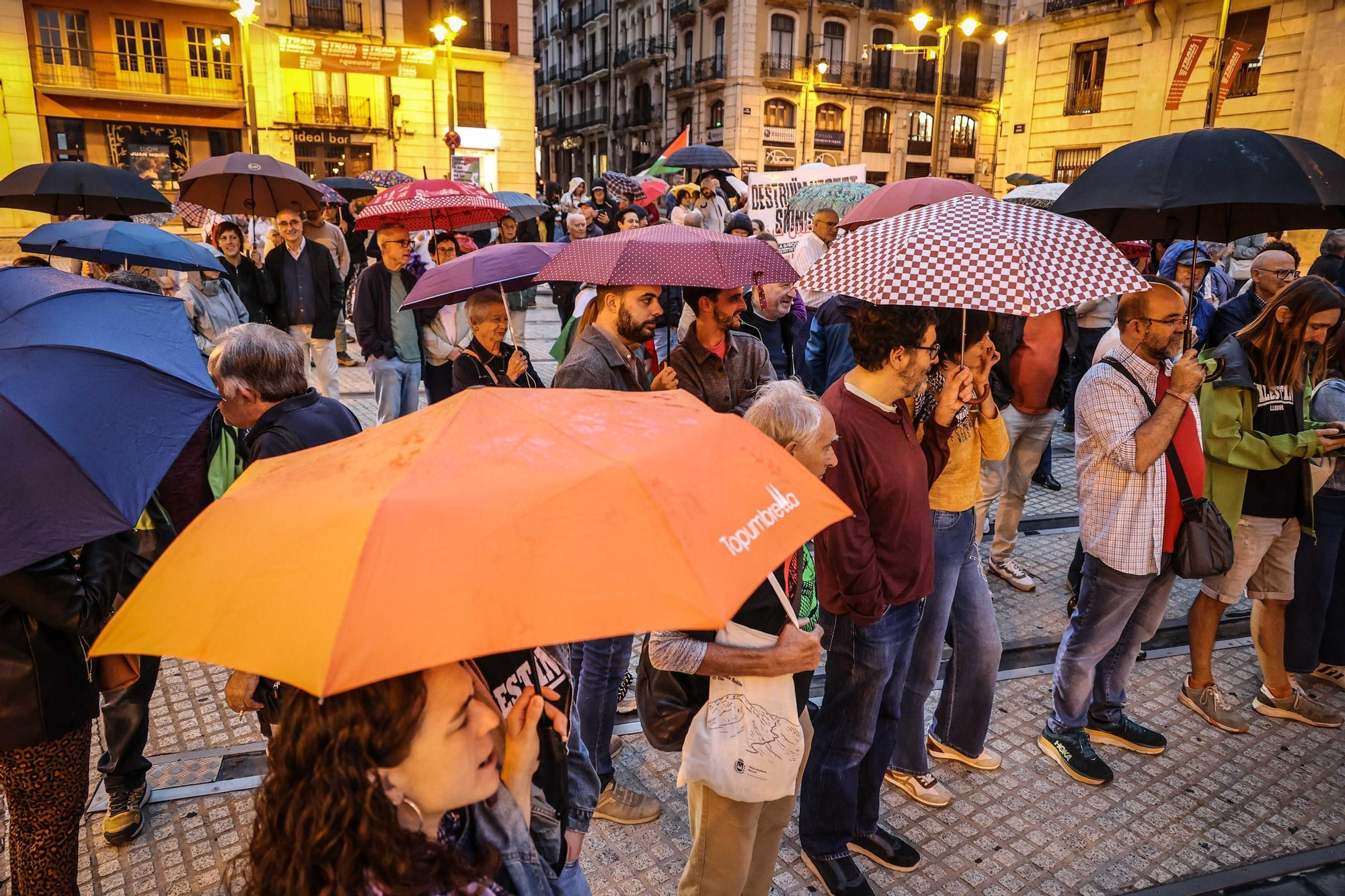 Alcoy se moviliza bajo la lluvia: concentración y marcha ciclista en apoyo al pueblo palestino