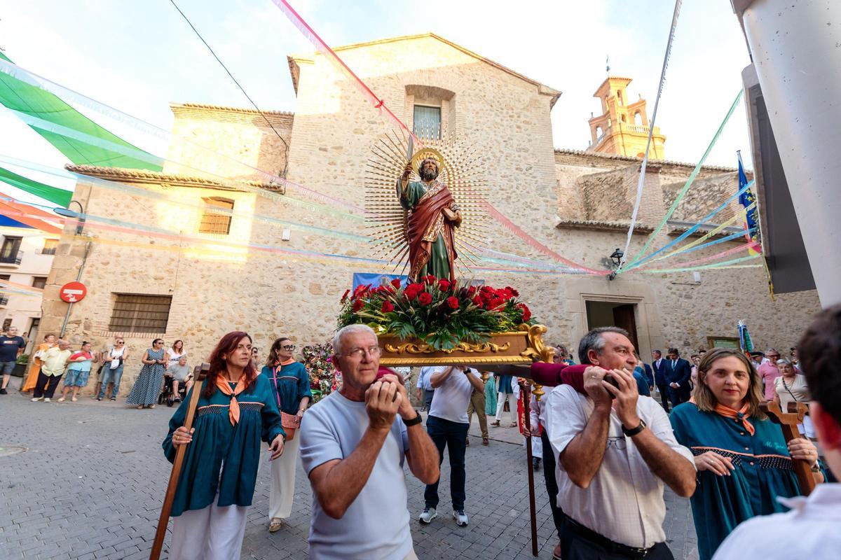 Finestrat despide sus Fiestas Patronales con la procesión del Santíssim Crist y un espectacular castillo de fuegos