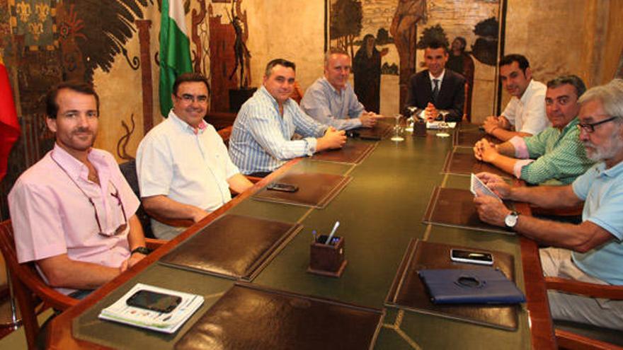 José Bernal, con los representantes del Grupo de Desarrollo Pesquero.