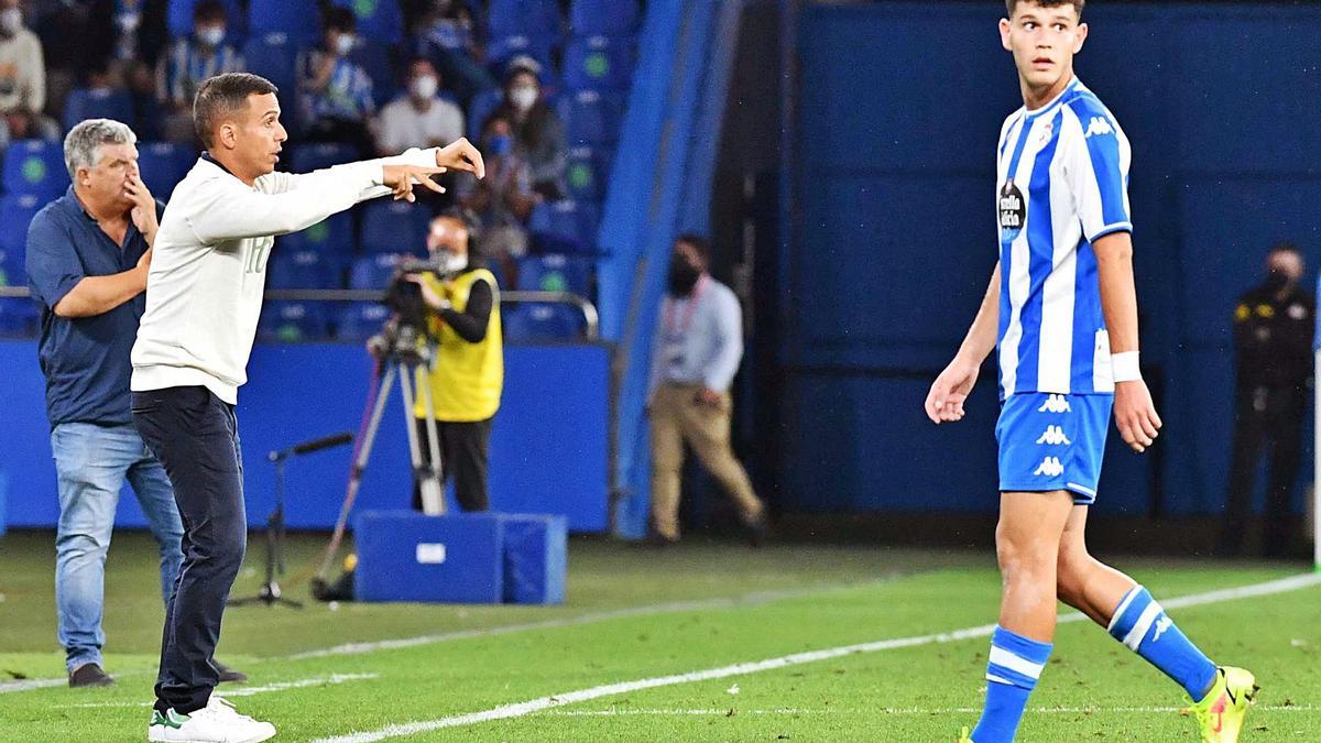 Trilli, durante el partido contra el Celta B, con Borja Jiménez al fondo. |  // VÍCTOR ECHAVE