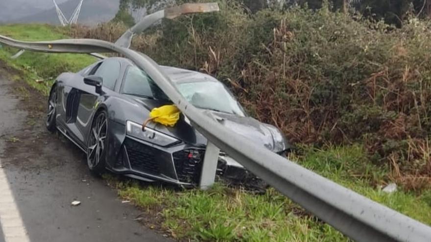 Sale ileso tras quedar encajado su coche bajo la barrera de protección en Pontevedra