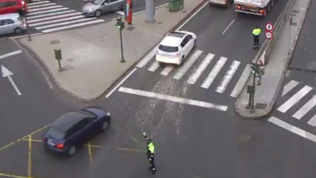 Retenciones al perder un camión su carga a la entrada del Julio Luengo (12/05/21)