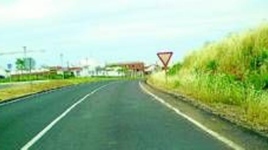 Los baches en una carretera causan quejas de usuarios