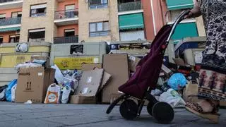 La avería en un obsoleto camión de recogida de residuos llena las calles de Ibi de plásticos y cartón