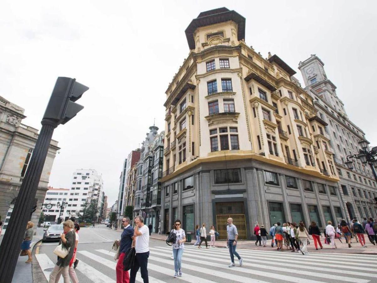 El edificio de la esquina de La Escandalera con la calle Argüelles.