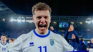 El delantero que sigue el Barça se erige como héroe en Kosovo