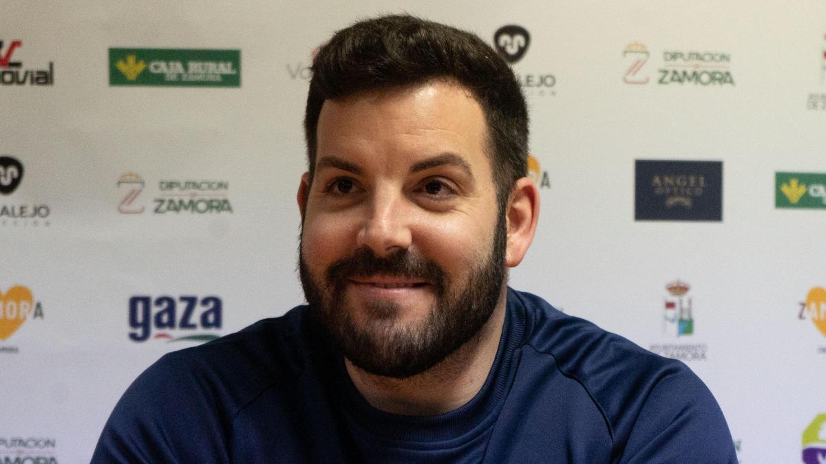 Iván López, técnico del BM Zamora Enamora, en rueda de prensa.