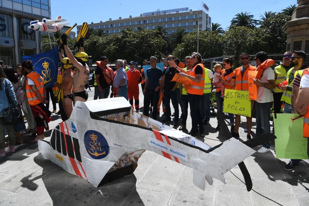 Pilotos, rescatadores y técnicos de Babcock en huelga denuncian su situación de precariedad y piden a las administraciones que medien.