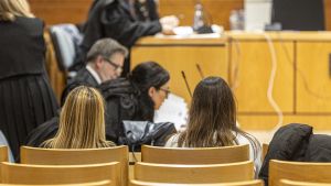 Las dos facultativas acusadas, de espaldas, al inicio de la vista