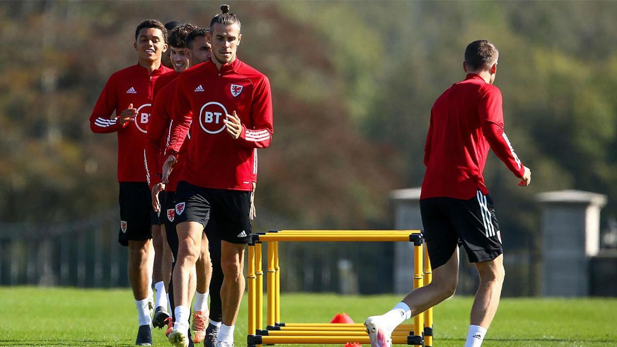 Bale entrena con Gales mientras su futuro sigue en el aire
