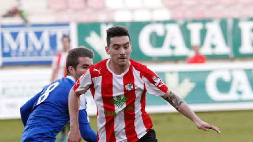 Nacho Huertas controla el esférico, ayer.