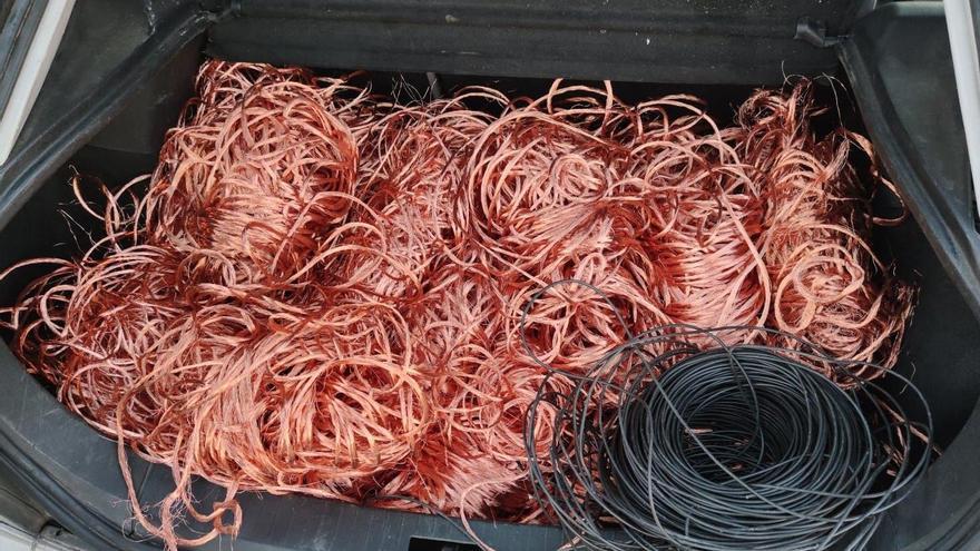 Els veïns els enxampen robant cable telefònic a Sant Llorenç de la Muga i els Mossos els sorprenen amb el material sostret