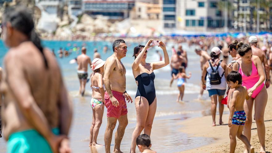 Desnudo en Benidorm: el turista en pelota picada que se ha hecho viral en Reino Unido