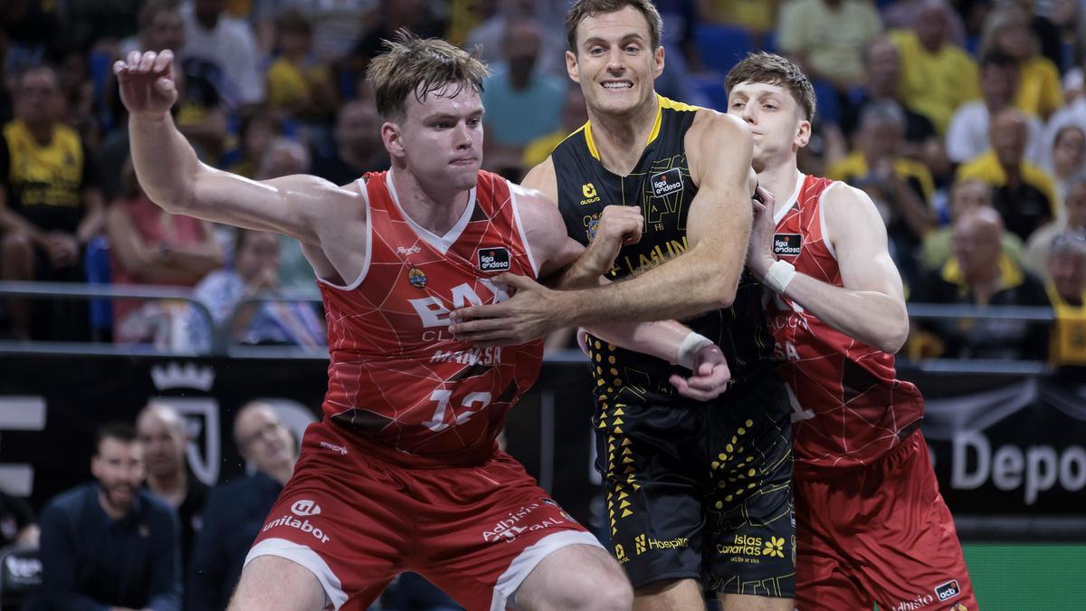 Abromaitis lucha por un rebote en el partido contra el Manresa.