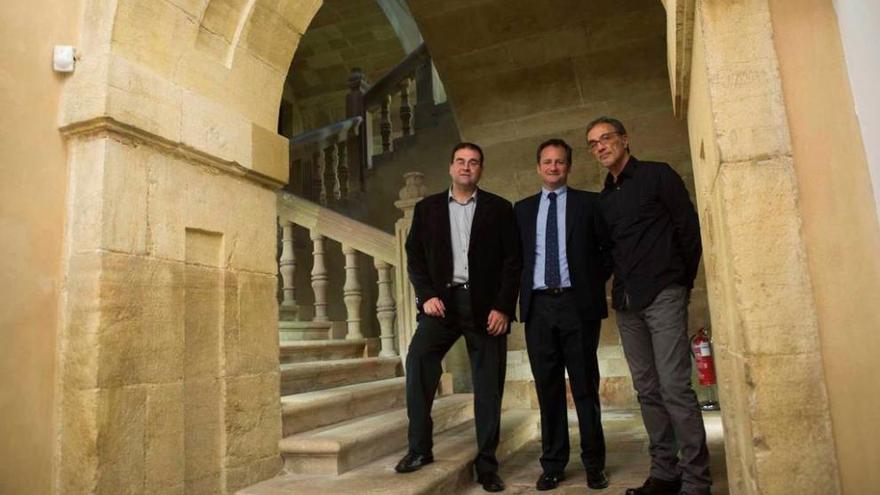 Félix Mateos, Alberto Armisén y Luis Valdeón, ayer, en el Museo Arqueológico.