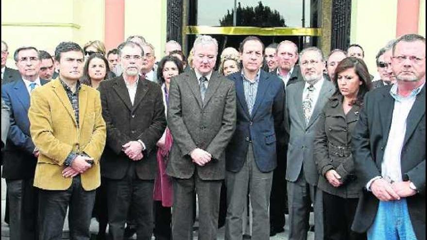 José Pablo Ruiz Abellán, Pedro Saura, Mariano Fernández Bermejo, Ramón Luis Valcárcel, Miguel Ángel Cámara, Ángel González, María José Alarcón y Antonio López-Baños (de izq. a dcha.), durante la concentración celebrada ayer en Murcia en repulsa al último atentado de ETA