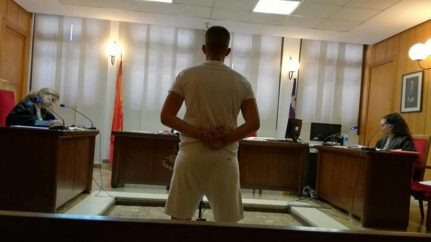 El joven asaltante, que está preso, ayer durante el juicio en Palma.