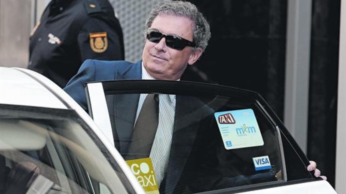 Jordi Pujol Ferrusola sube a un taxi tras declarar ante el juez Ruz, ayer.
