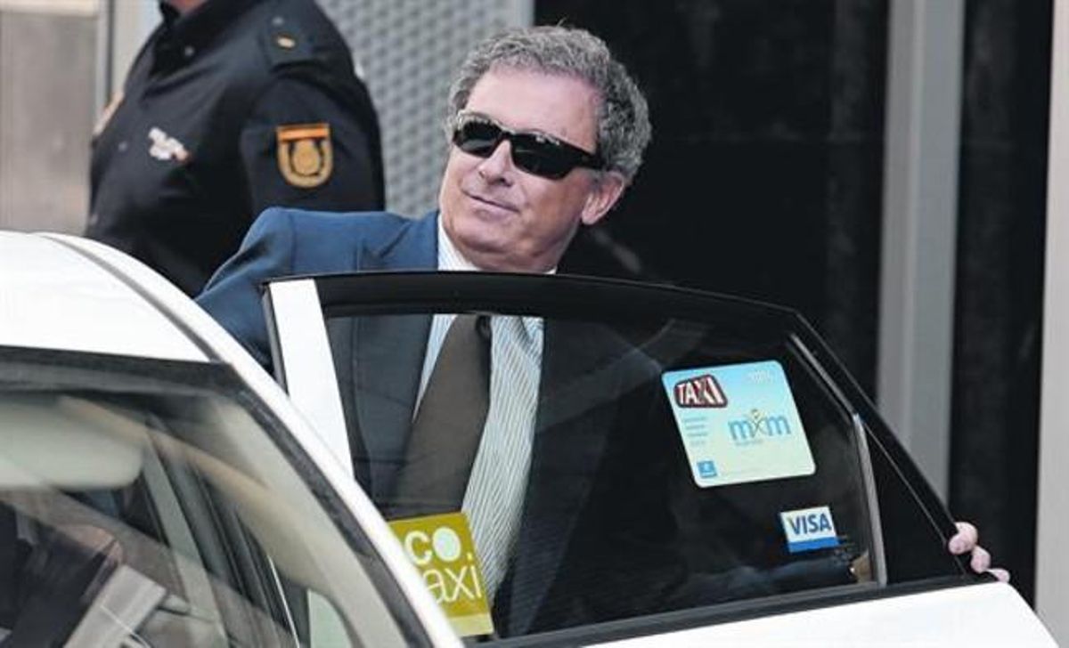 Jordi Pujol Ferrusola puja a un taxidesprés de declarar davant el jutge Ruz, ahir. Jordi Pujol Ferrusola puja a un taxidesprés de declarar davant el jutge Ruz, ahir.