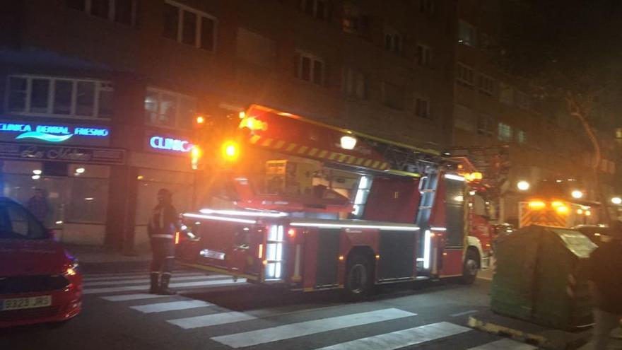 Una mujer obesa que se cayó al suelo llama a los bomberos para que la levanten