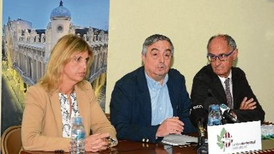 Marta Felip, el president de l&#039;entitat, Eduard Ayats, i l&#039;advocat Josep Cruanyes, anunciant la sentència.