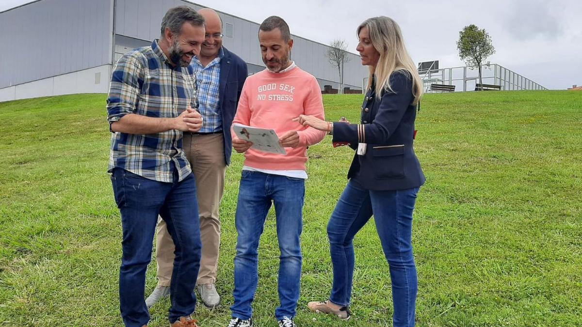 Por la izquierda, Alberto Pajares, José Antonio Martínez, Ángel García y Alejandra Cuadriello, en los terrenos en los que se creará el parque juvenil. | L. P.