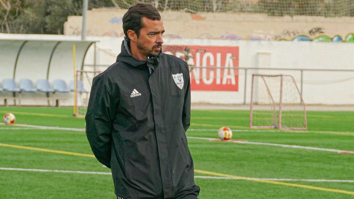 Miguel de las Cuevas observa un entrenamiento del Orihuela durante la última temporada.