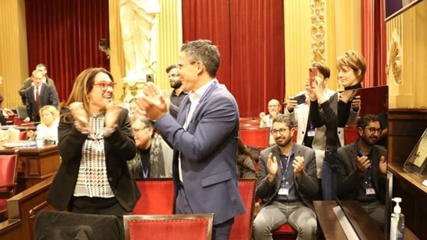 Susana Mora y Josep Juaneda celebran ayer en el pleno del Parlament la aprobación de la ley.