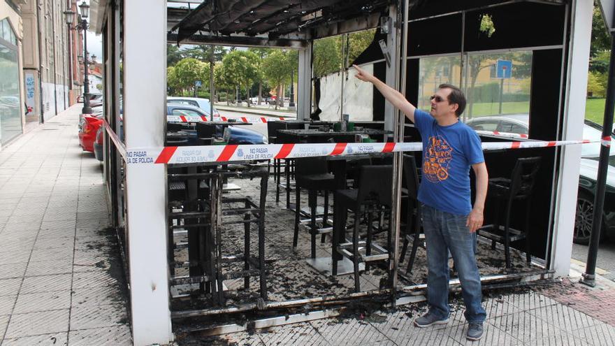 Detenido un menor por el incendio de una terraza y un contenedor en Oviedo