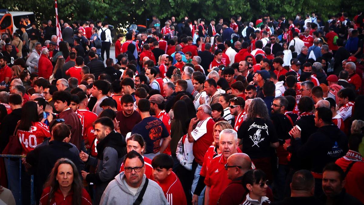 La afición del Nàstic de Tarragona, antes de un partido de su equipo en Primera Federación.