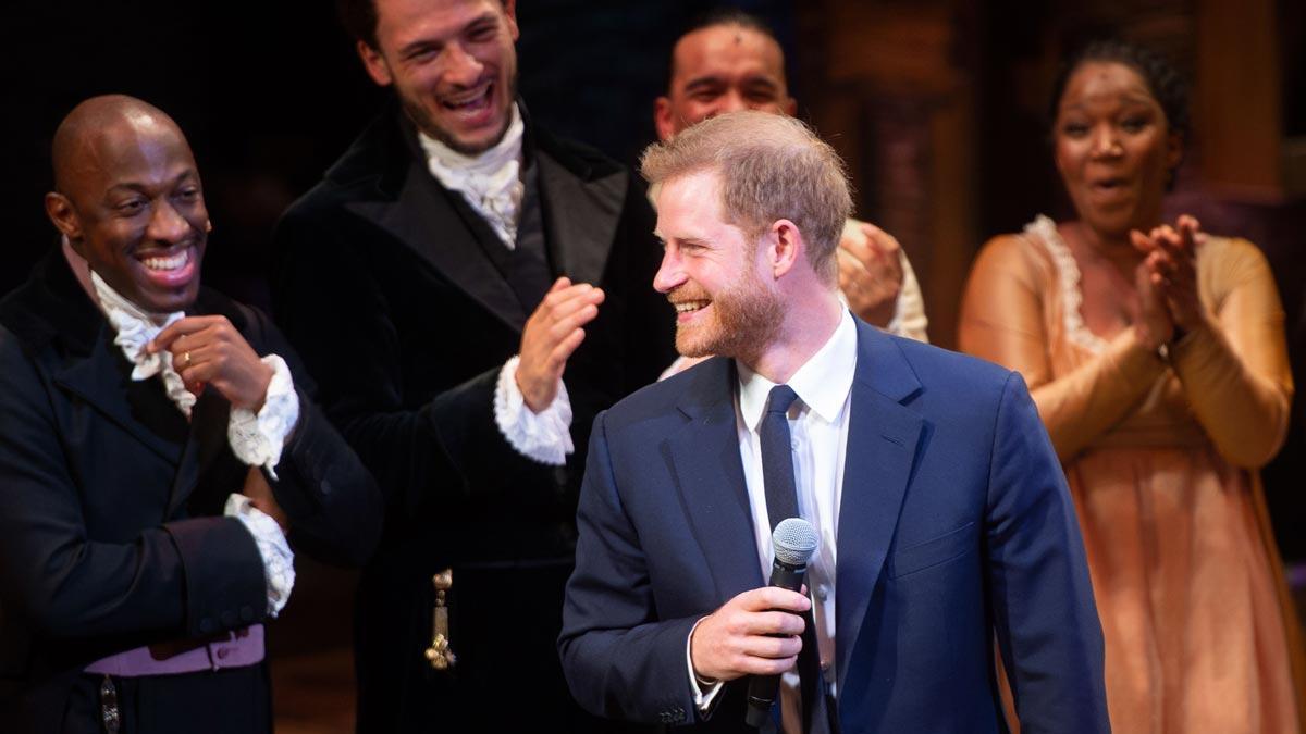 El príncipe Harry se anima a cantar junto a los actores del musical Hamilton.