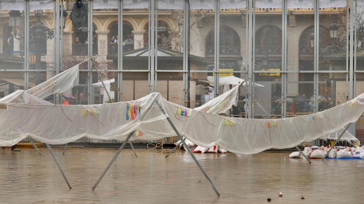 La lluvia obliga a resguardar la mascletà de la Plaza del Ayuntamiento