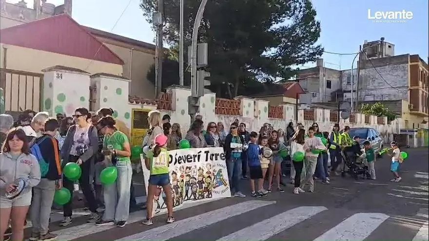 Una cacerolada por la enseñanza pública despierta a los vecinos de Castelló