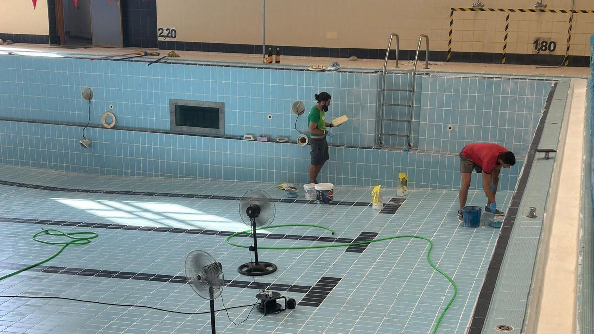 Una imagen de archivo de unos trabajadores realizando labores de mantenimiento en una piscina techada de Puerto Lumbreras durante septiembre de 2024